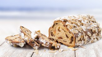 Der Stollen, gefüllt mit Trockenfrüchten und Nüssen, ist mit Puderzucker bestreut und sieht verlockend aus.