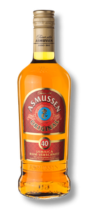 Eine Flasche Asmussen Original Rum mit leuchtend orangefarbenem Inhalt und einem eleganten Etikett, das die Marke präsentiert.
