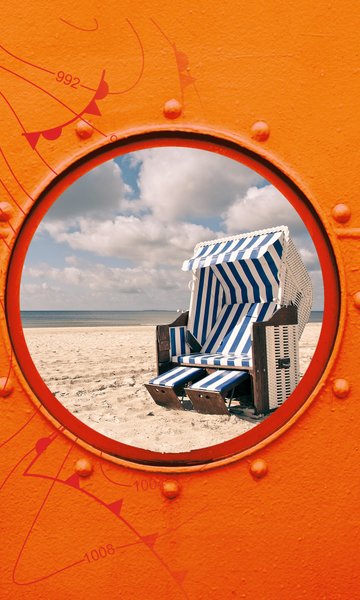 Ein runder Ausschnitt zeigt einen Strandkorb mit blauen und weißen Streifen, der am Sandstrand vor einem ruhigen Meer steht.